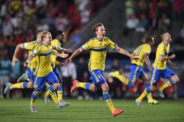 Švédský obránce Ludwig Augustinsson (č.5) oslavuje se spoluhráči vítězství ve finále ME hráčů do 21 let.