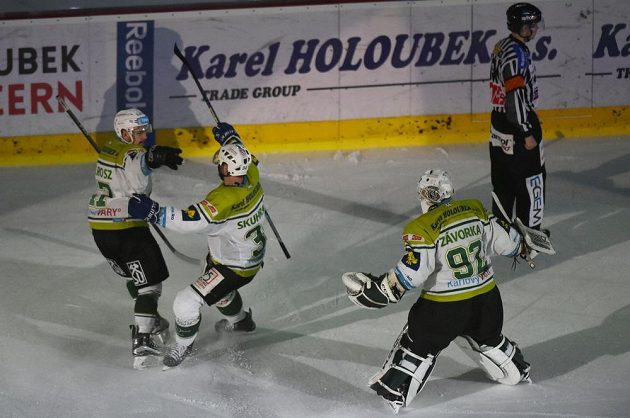 Zleva střelec rozhodujícího nájezdu Rostislav Marosz, útočník Václav Skuhravý a brankář Tomáš Závorka se radují z vítězství Karlových Varů nad Slavií.