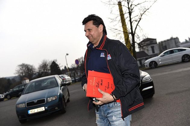 Trenér Vladimír Růžička přichází na kemp hokejové reprezentace ve Velkých Popovicích.