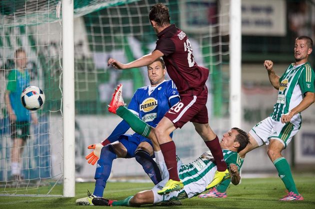 Sparťan Ondřej Zahustel v souboji s hráči Bohemians, zleva brankář Tomáš Fryšták, obránci Martin Dostál a Michal Šmíd.
