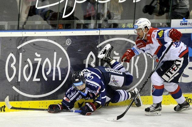 Vítkovický útočník Marek Hovorka (vlevo) a pardubický obránce Martin Štajnoch v zápase 33. kola hokejové Tipsport extraligy.
