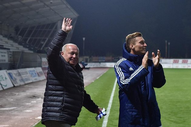 Mladoboleslavský trenér Leoš Kalvoda (vlevo) a hráč Petr Mareš slaví vítězství v Jablonci.