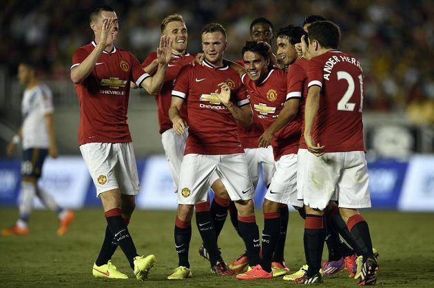 Fotbalisté Manchesteru United slaví gól proti Los Angeles Galax. Vpravo je nová posila klubu Ander Herrera.