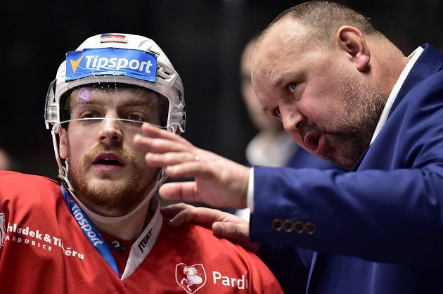 Trenér hokejových Pardubic Ladislav Lubina udílí pokyny obránci Janu Zdráhalovi.