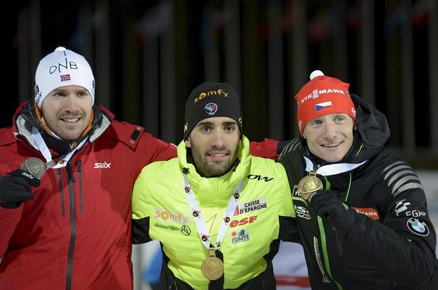 Medailisté z vytrvalostního závodu na 20 km. Zleva stříbrný Nor Emil Hegle Svendsen, mistr světa Martin Fourcade a bronzový český biatlonista Ondřej Moravec.