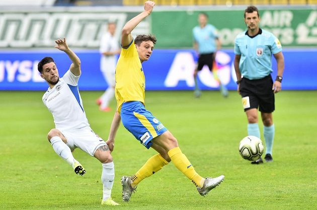 Jan Knapík z Teplic (vpravo) a Alexandru Baluta z Liberce v utkání 23. kola první fotbalové ligy.