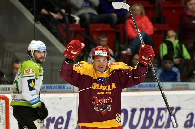 Jihlavský útočník Josef Skořepa se raduje z gólu na ledě Karlových Varů v zápase 7. kola baráže o extraligu.