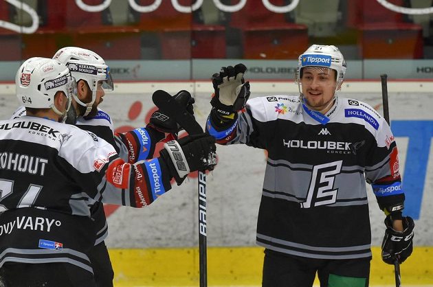Karlovarská hokejová radost. Gól oslavují zleva Martin Kohout, Petr Koblasa a střelec Jiří Černoch.
