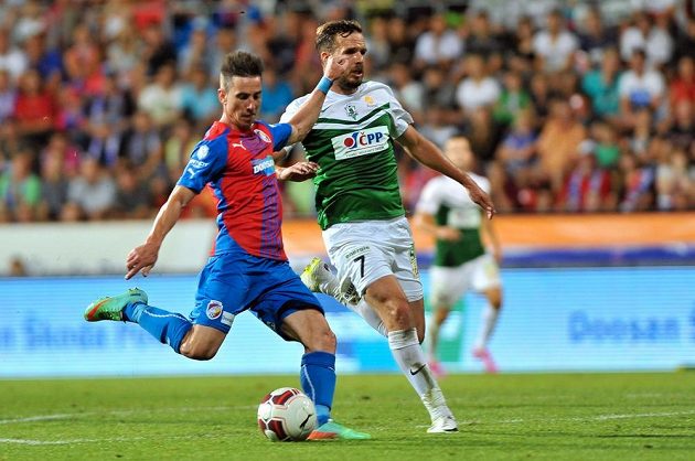 Jablonecký obránce Filip Novák (vpravo) se snaží zastavit plzeňského záložníka Milana Petrželu v utkání 2. kola Synot ligy.