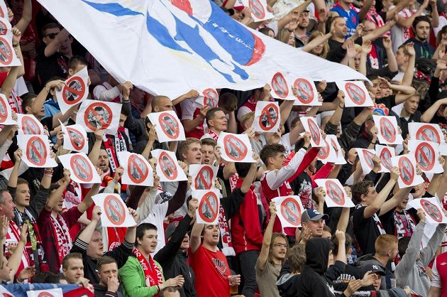 Fanoušci Slavie s transparenty proti předsedovi Fotbalové asociace ČR Miroslavu Peltovi a místopředsedovi Romanu Berbrovi.