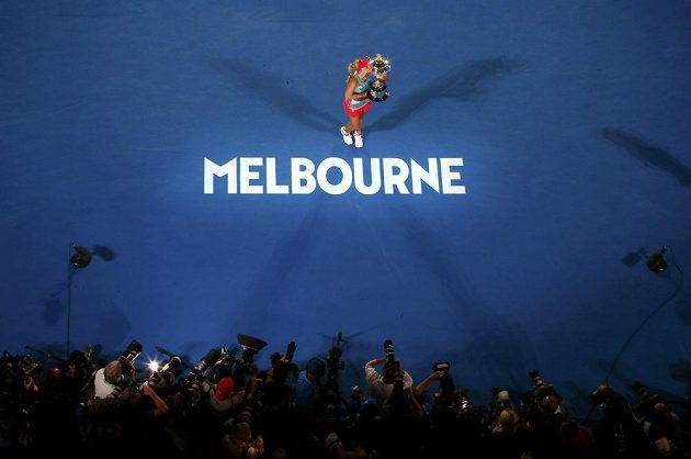 Německá tenistka Angelique Kerberová s trofejí vítězky tenisového Australian Open.