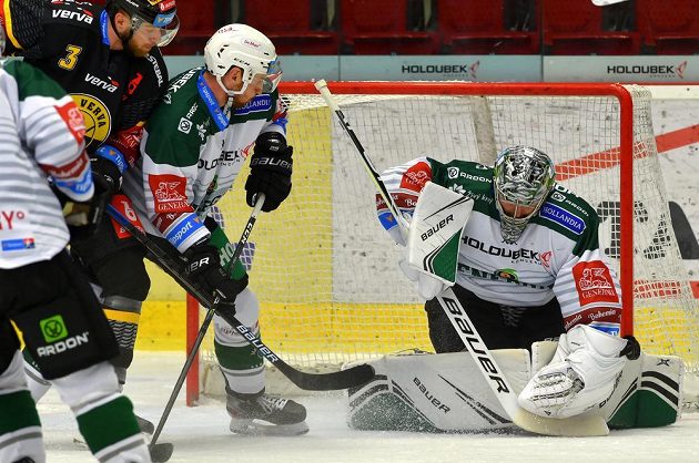 David Jánošík z Litvínova, Branislav Kubka z Karlových Varů a brankář Karlových Varů Filip Novotný.