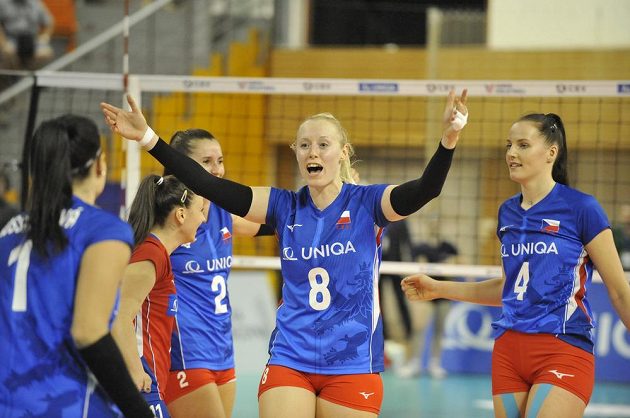Volejbalistka Barbora Purchartová (druhá zprava) z ČR se raduje z vítězství v utkání Evropské ligy. Vpravo je Gabriela Orvošová z ČR.