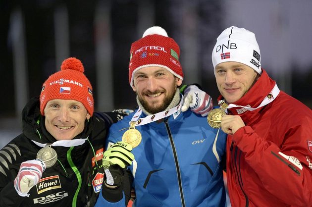 Medailisté závodu na 15 km s hromadným startem. Zleva stříbrný Ondřej Moravec, vítěz Jakov Fak ze Slovinska a Tarjei Boe z Norska.