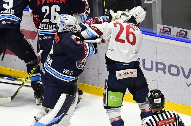 Liberecký brankář Dominik Hrachovina se porval, jeho soupeřem byl Rhett Holland z Pardubic.