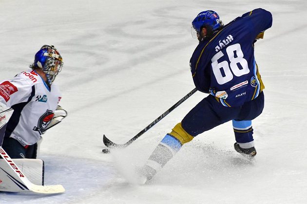 Kladenský hráč Jaromír Jágr střílí druhý gól chomutovskému brankáři Justinu Petersovi v utkání baráže.