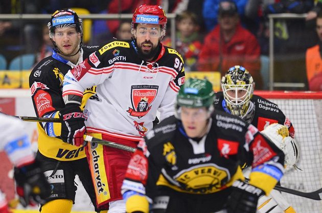 Richard Jarůšek z Hradce Králové v obležení litvínovských soupeřů v úvodním čtvrtfinále play off hokejové extraligy.