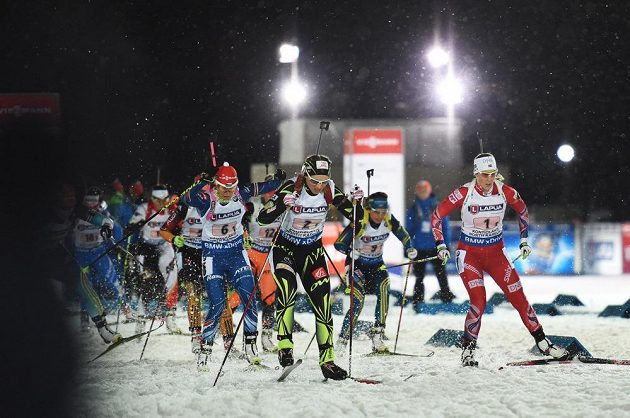 Štafetový start: vepředu Francouzka Anais Bescondová, vpravo Norka Fanny Welle-Strand Hornová, s číslem šest na třetí pozici Češka Veronika Vítková.
