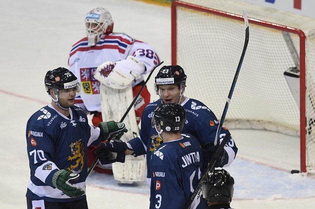 Z gólu se radují finští útočníci zleva Teemu Hartikainen, Joonas Kemppainen a Julius Junttila. V pozadí brankář českého týmu Dominik Furch.