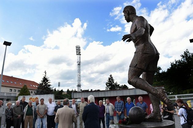 Spoluhráči, kamarádi a zástupci Dukly Praha u sochy Josefa Masopusta, kde uctili jeho památku dne 29. června 2015 u stadiónu Juliska v pražských Dejvicích.