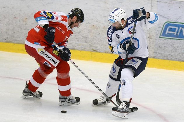 Peter Húževka (vlevo) z Olomouce a plzeňský útočník Tomáš Svoboda během úvodního čtvrtinálového duelu play off.