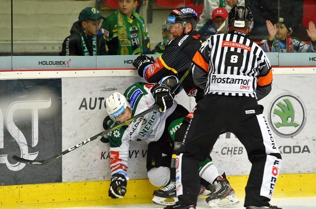 Dávid Gríger z Karlových Varů, David Štich z Litvínova a hlavní rozhodčí René Hradil během extraligového derby.