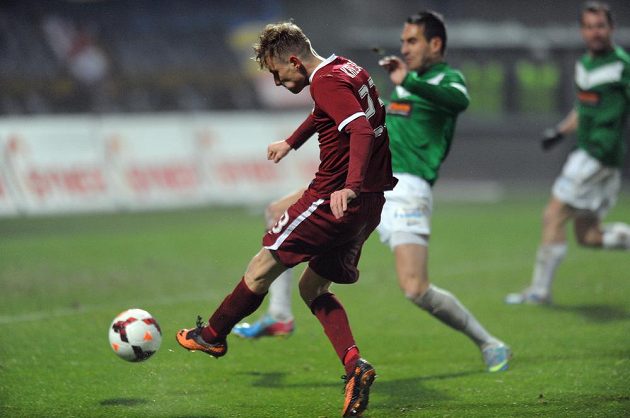 Ladislav Krejčí ze Sparty střílí vyrovnávací gól na 2:2 během utkání 16. kola Gambrinus ligy proti Jablonci.