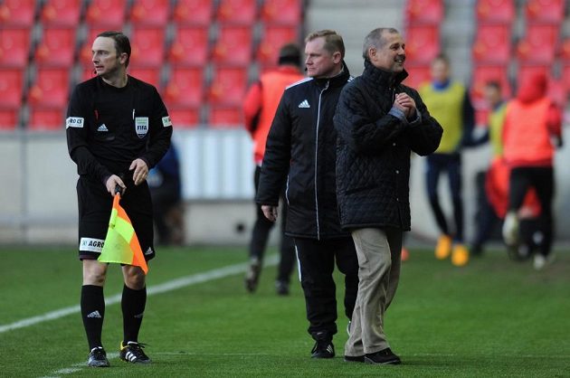 Kouč Slavie Petr Rada (vpravo) byl během utkání s Libercem vykázán na tribunu.