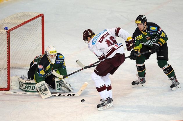 Brankář Karlových Varů Tomáš Závorka (vlevo), Petr Kumstát ze Sparty (uprostřed) a karlovarský obránce Adam Schusser během extraligového utkání se Spartou.