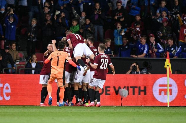 Sparta footballers rejoice at the opening goal of the match