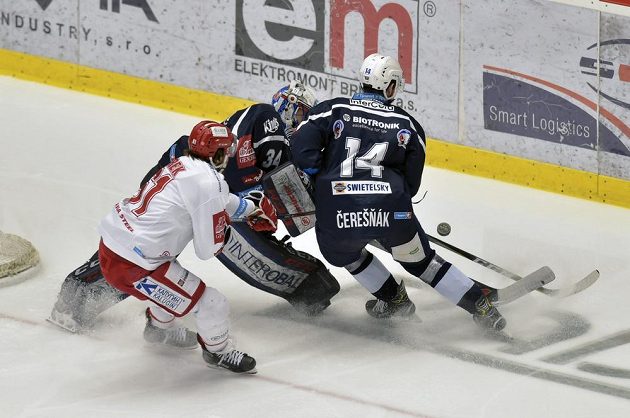 Zleva Ethan Werek z Třince, brankář Dominik Frodl a jeho spoluhráč z Plzně Peter Čerešňák.