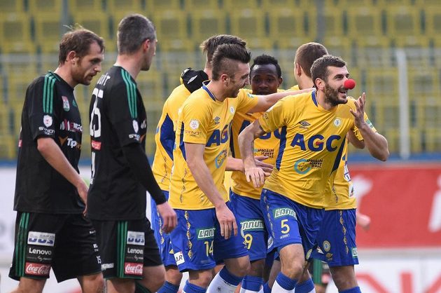 Admir Ljevakovič z Teplic (vpravo) se raduje se spoluhráči ze svého gólu proti Příbrami.