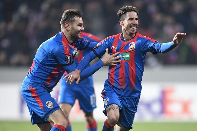 Plzeňský Milan Petržela (vpravo) se raduje z gólu v utkání Evropské ligy proti FCSB.