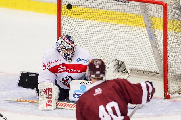 Brankář Pardubic Martin Růžička dostává gól od Sparty v utkání turnaje Mountfield Cup.