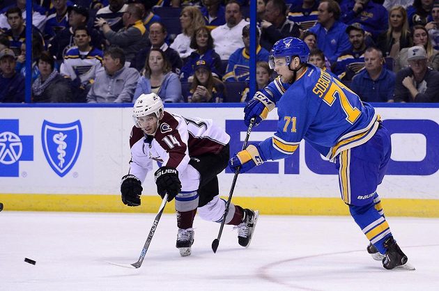 Český útočník Vladimír Sobotka (71) odehrál za St. Louis Blues první zápas a hned dal gól Coloradu.