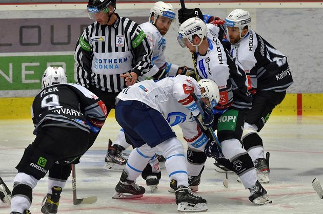 Extraligové derby. Jakub Flek z Karlových Varů, Tomáš Mertl z Plzně, David Kaše a Dominik Graňák z Karlových Varů.