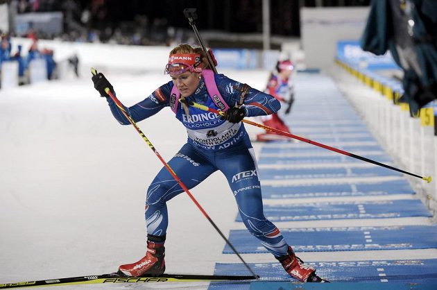 Česká biatlonistka Gabriela Soukalová odjíždí ze střelnice při vytrvalostním závodu na MS v Kontiolahti.