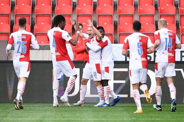 Fotbalisté Slavie se radují z druhé branky v utkání 30. kola Fortuna ligy proti Plzni.