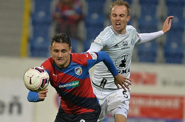 Aleš Matějů (vlevo) z Plzně bráněný Vojtěchem Štěpánem z Olomouce v úvodním duelu čtvrtfinále MOL Cupu.