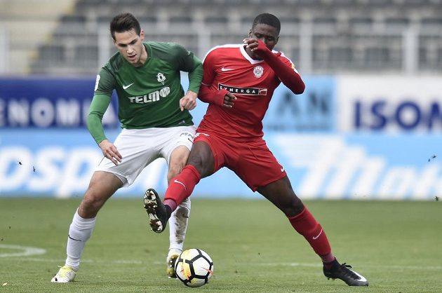 Francis Kouassi Kone ze Zbrojovky Brno bojuje o míč s Vojtěchem Kubistou z Jablonce v utkání 13. kola HET ligy.