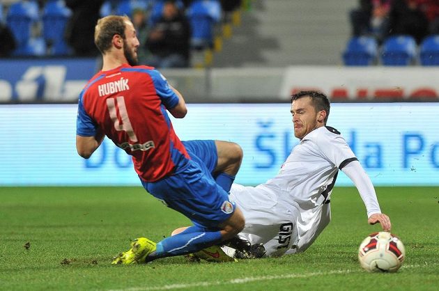 Plzeňský obránce Roman Hubník (vlevo) v souboji s královéhradeckým útočníkem Emirem Halilovičem během odvetného osmifinálového duelu Poháru FAČR.