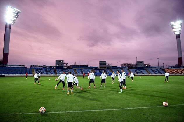 Fotbalisté Sparty Praha během předzápasového tréninku před utkáním základní skupiny Evropské ligy se Slovanem Bratislava na stadionu Pasienky dne 22. října 2014 v Bratislavě.