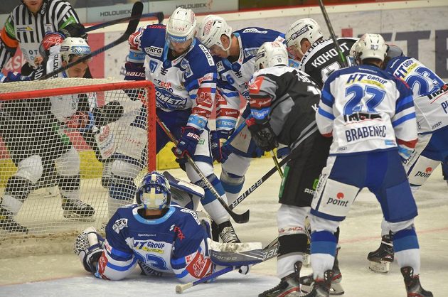 Nebezpečná situace před brankou Brna během extraligového utkání s HC Energie Karlovy Vary.