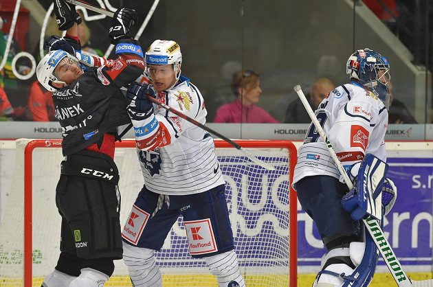 Zleva Ondřej Beránek z Karlových Varů, Tomáš Pitule z Kladna a brankář Kladna Landon Bow.