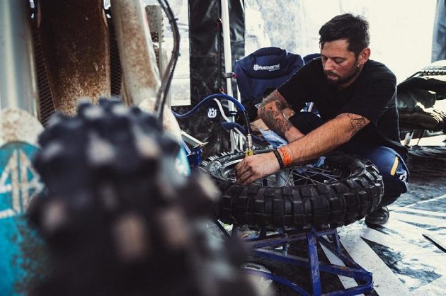 Petr Vesecký, dvorní mechanik českého závodníka Libora Podmola na Dakaru nemůže chybět.