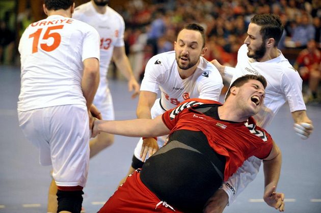 Český házenkář Leoš Petrovský (uprostřed) se prodírá mezi tureckými hráči během kvalifikačního duelu ve Zlíně.