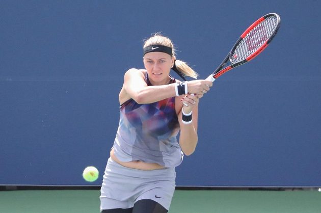 Petra Kvitová při utkání 1. kola US Open s Jelenou Jankovičovou ze Srbska.