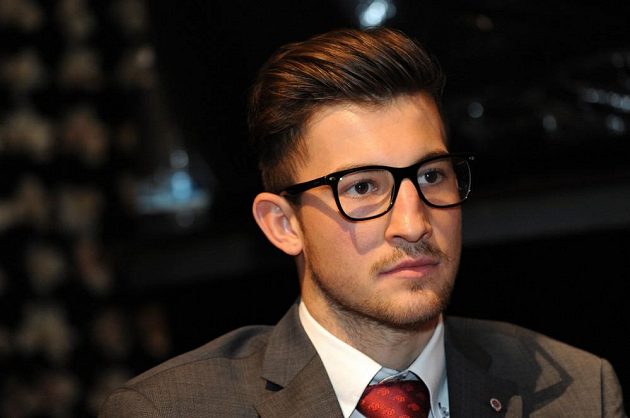 Záložník Sparty Lukáš Vácha nahodil před utkáním s Plzní image modemana a burziána...