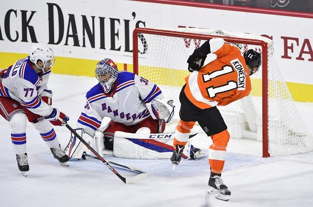 Gólman Ondřej Pavelec v brance Rangers inkasuje v přípravném duelu s Philadelphií.