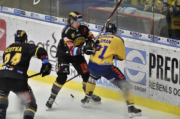 Zleva litvínovští hráči Jan Ščotka a Patrick Kudla, vpravo Jakub Herman ze Zlína.